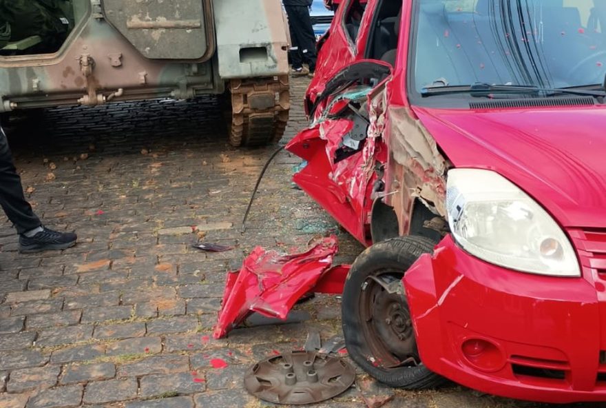 carro-e-atingido-por-tanque-do-exercito-no-parana3A-veja-as-imagens