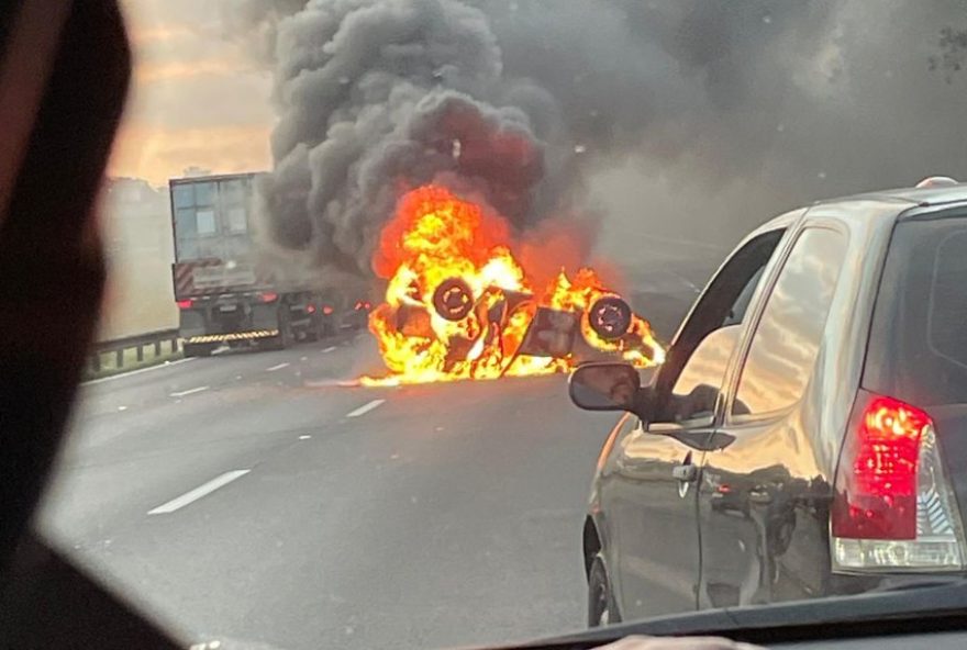 carro-e-destruido-pelo-fogo-em-acidente-grave-na-bandeirantes2C-campinas3A-vitima-em-estado-critico
