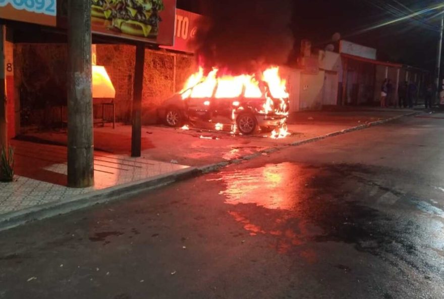 carro-e-destruido-por-incendio-em-montes-claros3A-perda-total2C-ninguem-ferido