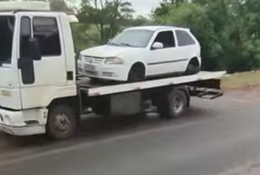 carro-e-roubado-e-abandonado-com-som-e-rodas-levados-na-regiao-noroeste-de-goiania carro-e-roubado-e-abandonado-com-som-e-rodas-levados-na-regiao-noroeste-de-goiania