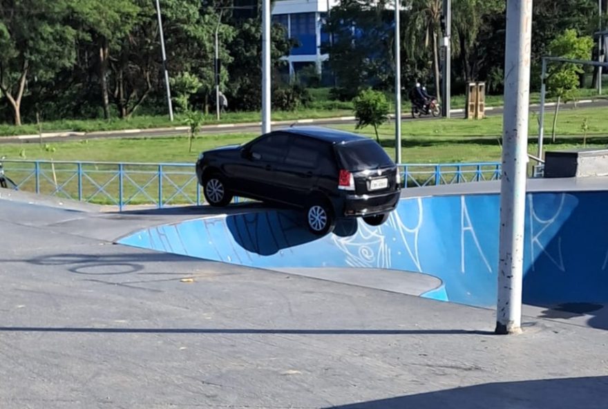 carro-enroscado-em-pista-de-skate-de-sorocaba3B-prefeitura-investiga-e-remocao-prevista