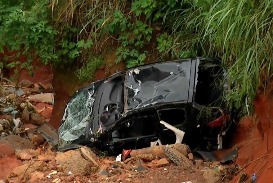 Carro é arrastado