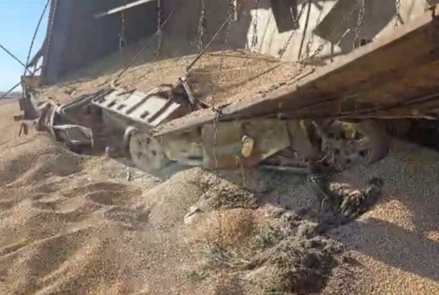 carro-esmagado-e-motorista-morto-em-acidente-com-caminhao-tombado carro-esmagado-e-motorista-morto-em-acidente-com-caminhao-tombado