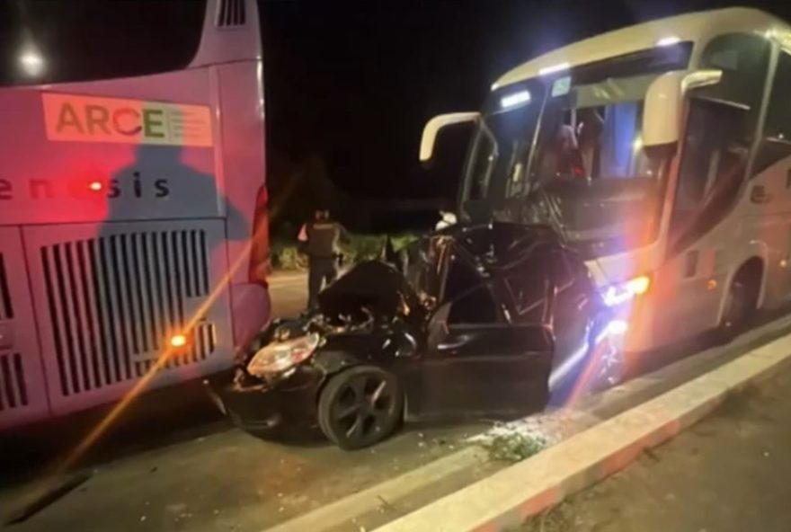 carro-esmagado-entre-onibus-em-acidente-no-ceara3A-motoristas-escapam-ilesos carro-esmagado-entre-onibus-em-acidente-no-ceara3A-motoristas-escapam-ilesos