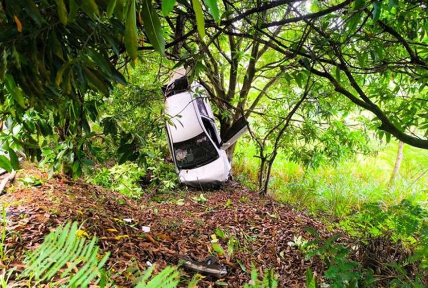 carro-fica-dependurado-em-arvore-apos-capotar-em-ribanceira-da-br-3563A-resgate-emocionante-e-alerta-para-seguranca-no-transito