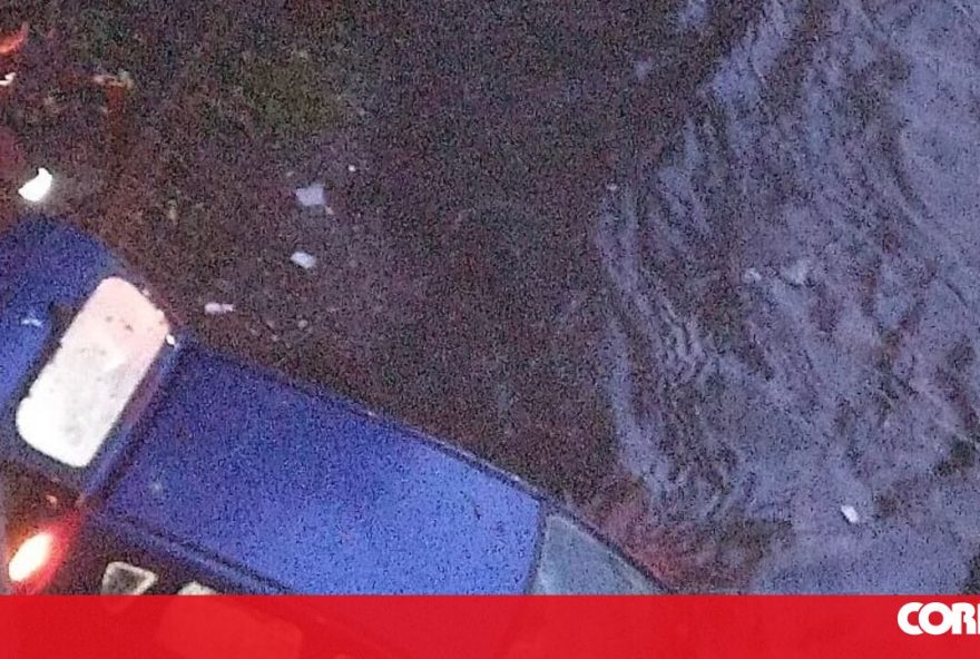 carro-fica-praticamente-submerso-apos-acidente-na-vci-no-porto.-estrada-esta-alagada carro-fica-praticamente-submerso-apos-acidente-na-vci-no-porto.-estrada-esta-alagada