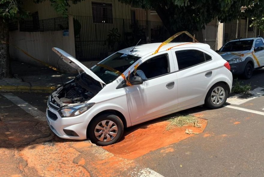 carro-fica-preso-em-buraco-em-presidente-prudente3A-moradores-cobram-solucao