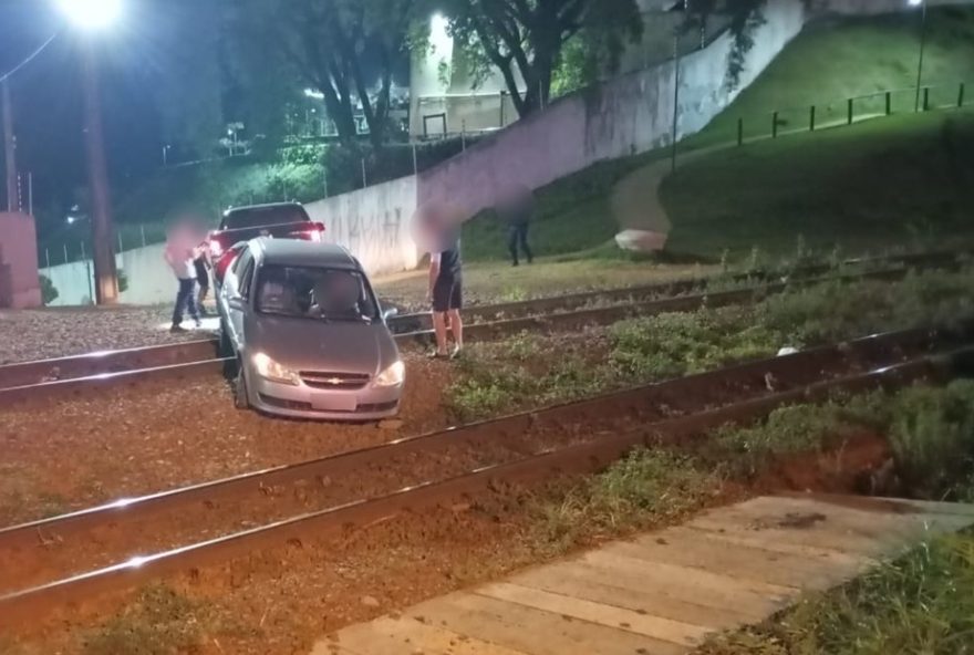 carro-fica-preso-em-linha-ferrea-em-apucarana2C-parana3A-trem-e-parado-para-retirada carro-fica-preso-em-linha-ferrea-em-apucarana2C-parana3A-trem-e-parado-para-retirada