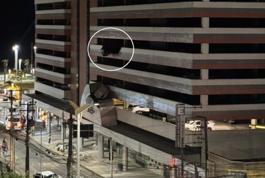 carro-fica-suspenso-no-parapeito-do-4o-andar-em-fortaleza3A-incidente-impressionante-com-final-feliz carro-fica-suspenso-no-parapeito-do-4o-andar-em-fortaleza3A-incidente-impressionante-com-final-feliz