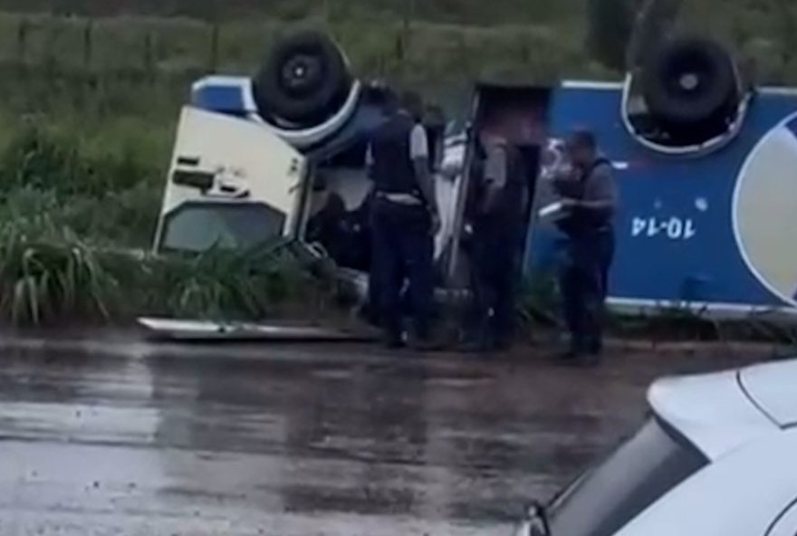 carro-forte-tomba-na-br-135-em-sao-luis-devido-a-detritos-na-pista