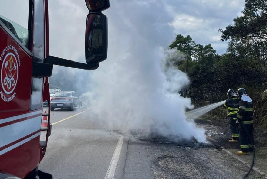 carro-importado-pega-fogo-na-rodovia-oswaldo-cruz-sem-vitimas