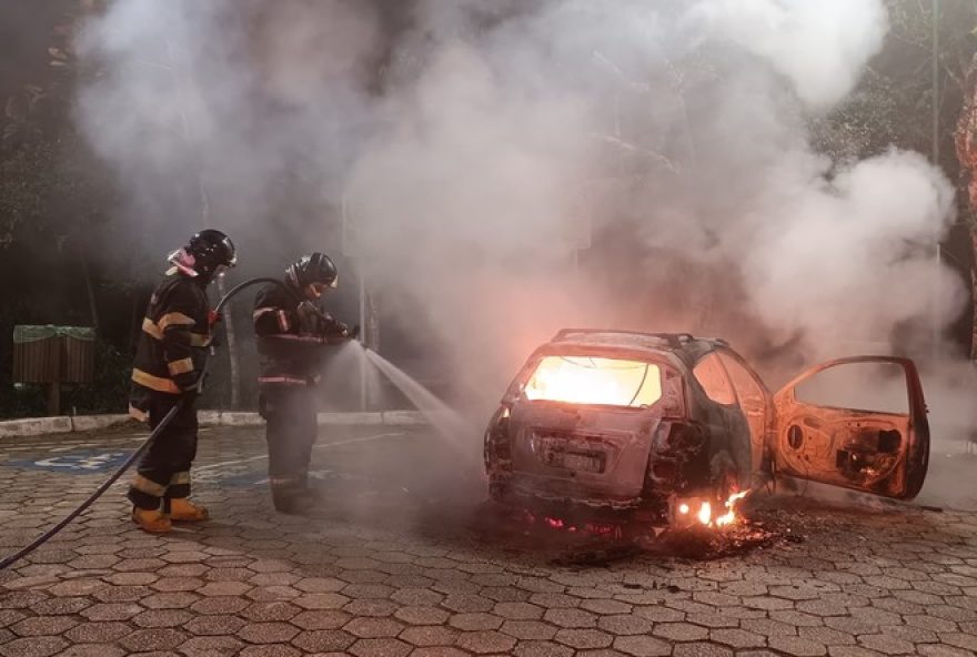 carro-incendiado-e-quiosque-atingido-em-caraguatatuba2C-sp3A-corpo-de-bombeiros-atua