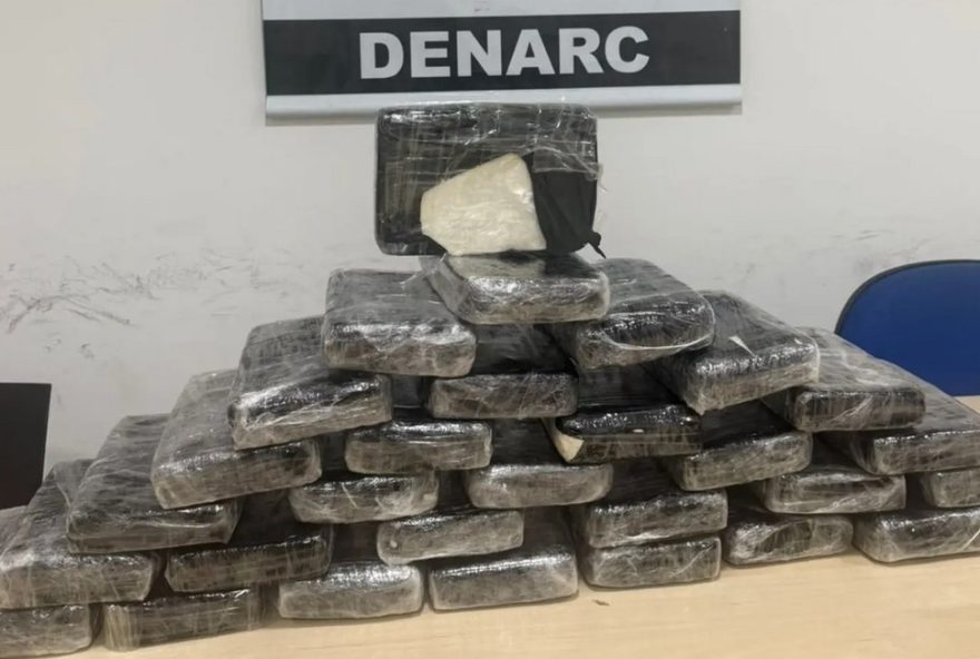 carro-interceptado-com-30-tabletes-de-drogas-na-alca-viaria2C-no-para carro-interceptado-com-30-tabletes-de-drogas-na-alca-viaria2C-no-para