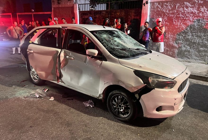 carro-invade-bloco-e-atropela-folioes-em-guaratiba3A-motorista-agredido-e-vitimas-procuradas-em-hospitais carro-invade-bloco-e-atropela-folioes-em-guaratiba3A-motorista-agredido-e-vitimas-procuradas-em-hospitais