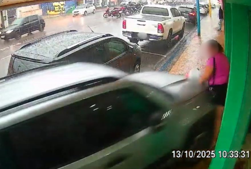 carro-invade-calcada-e-atropela-mulher-em-adamantina3A-cameras-flagram-acidente-no-centro-da-cidade