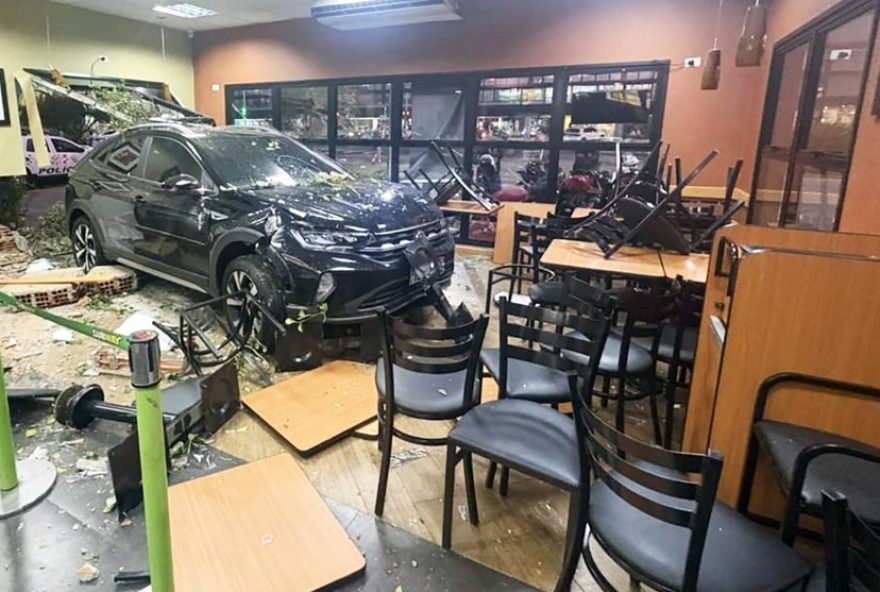 carro-invade-lanchonete-em-piracicaba-apos-motorista-confundir-pedais3A-importancia-da-atencao-no-transito carro-invade-lanchonete-em-piracicaba-apos-motorista-confundir-pedais3A-importancia-da-atencao-no-transito