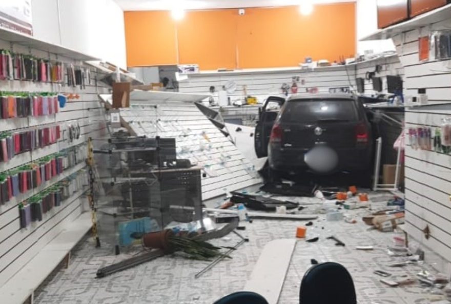 carro-invade-loja-de-celulares-em-jundiai3A-motorista-tem-mal-subito-e-funcionarios-correm-perigo carro-invade-loja-de-celulares-em-jundiai3A-motorista-tem-mal-subito-e-funcionarios-correm-perigo