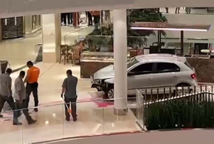 carro-invadiu-segundo-andar-do-shopping-flamboyant2C-em-goiania3A-ninguem-ferido-incidente-controlado-com-eficiencia