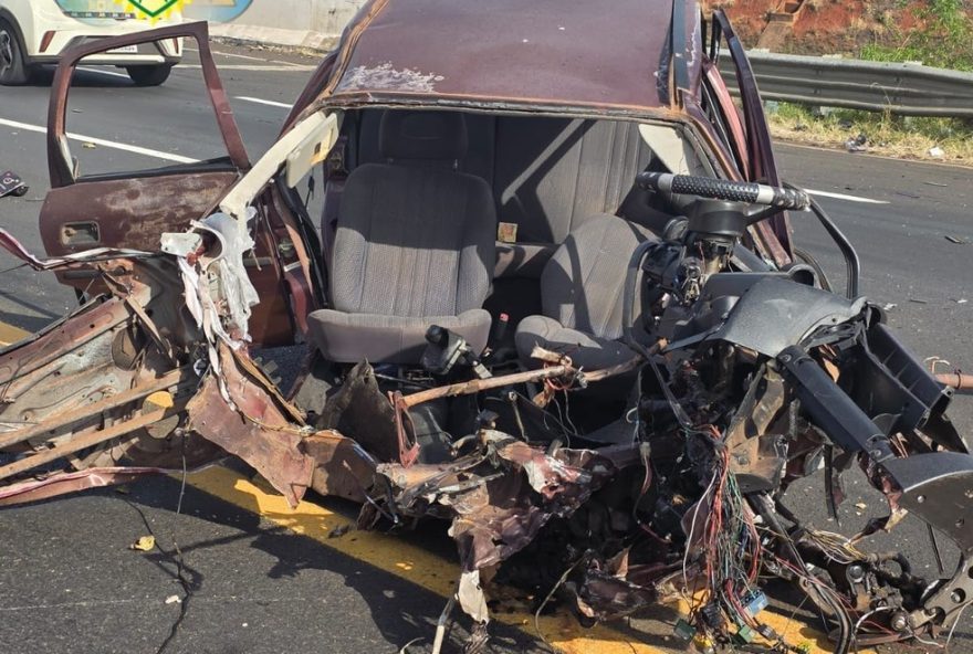 carro-parte-ao-meio-em-acidente-na-pr-444-no-parana3A-motorista-e-socorrida-com-vida