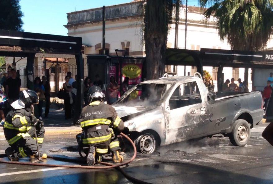 carro-pega-fogo-em-pinda3A-video-mostra-acao-rapida-dos-bombeiros