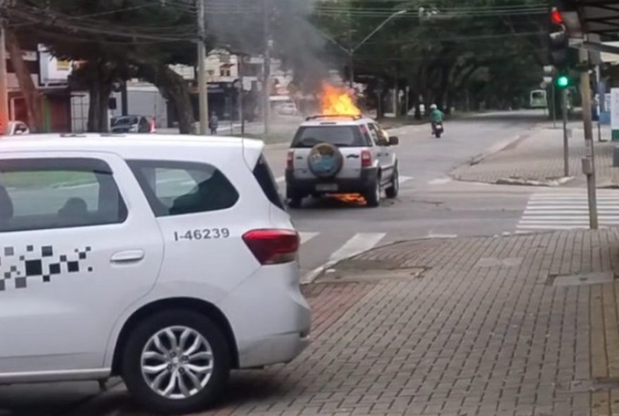 carro-pega-fogo-em-sao-jose-dos-campos3A-bombeiros-controlam-incendio-na-zona-sul