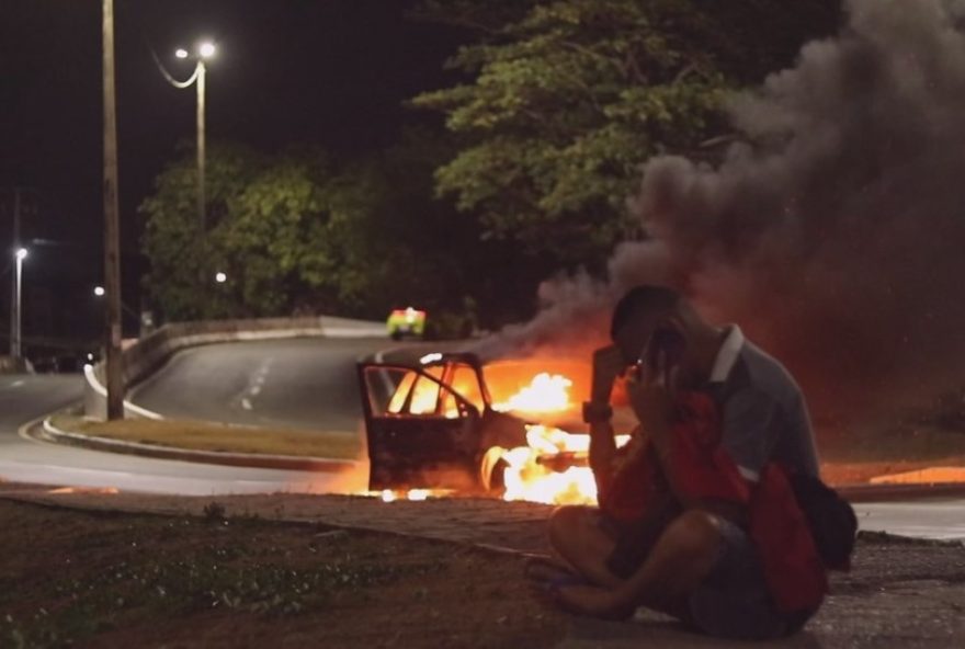 carro-pega-fogo-em-sao-luis3A-bombeiros-controlam-incendio-na-avenida-dos-franceses