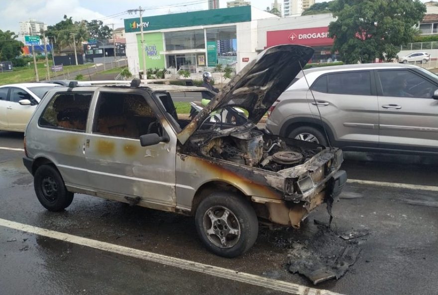 carro-pega-fogo-na-avenida-rondon-pacheco-e-motorista-foge-em-uberlandia3A-ultimas-noticias-e-precaucoes-medidas