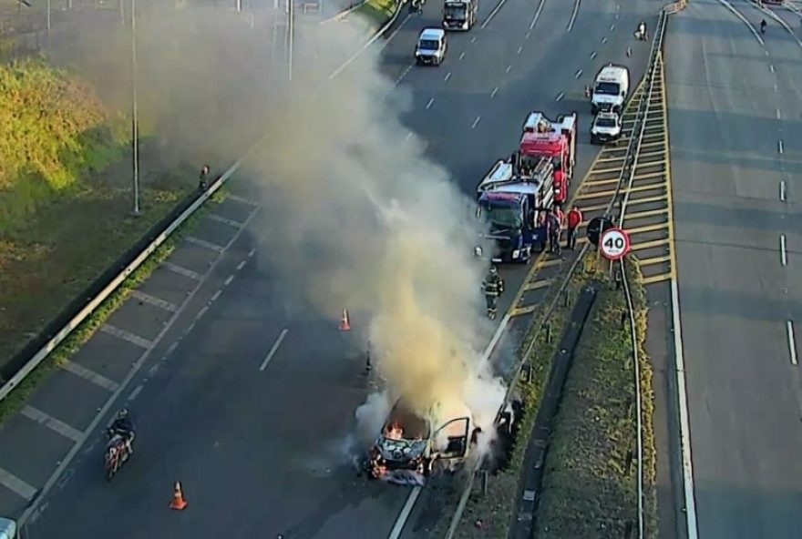 carro-pega-fogo-na-rodovia-zeferino-vaz-em-paulinia3A-motorista-sai-ileso.-medidas-de-prevencao-sao-essenciais