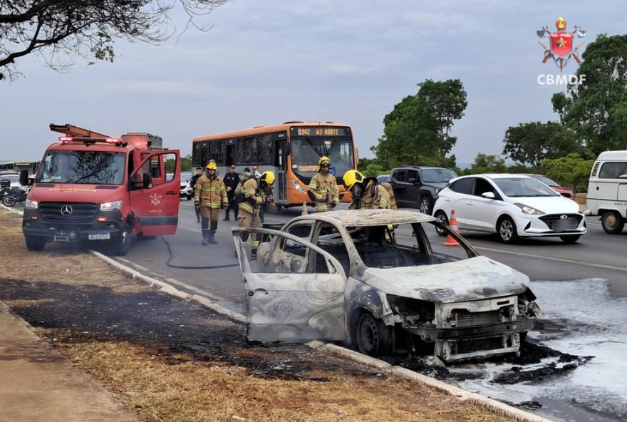 carro-pega-fogo-no-eixo-monumental-em-brasilia3A-bombeiros-agem-rapido-para-conter-incendio carro-pega-fogo-no-eixo-monumental-em-brasilia3A-bombeiros-agem-rapido-para-conter-incendio