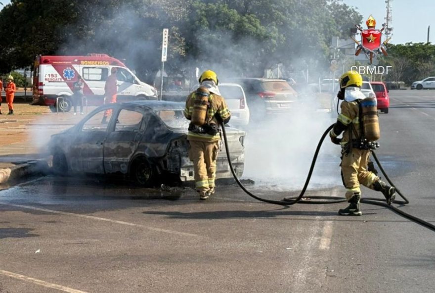 carro-pega-fogo-no-eixo-monumental-em-brasilia3A-incendio-proximo-ao-memorial-dos-povos-indigenas-e-controlado-pelo-corpo-de-bombeiros