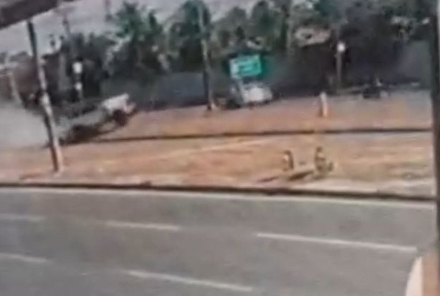 carro-perde-controle-apos-colidir-em-moto-em-fortaleza3A-veja-video