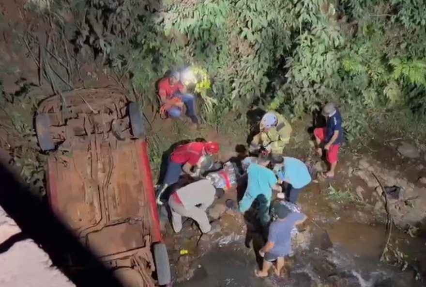 carro-perde-controle-e-despenca-de-ponte-em-zona-rural-do-parana3A-motorista-resgatado-com-ferimentos-moderados