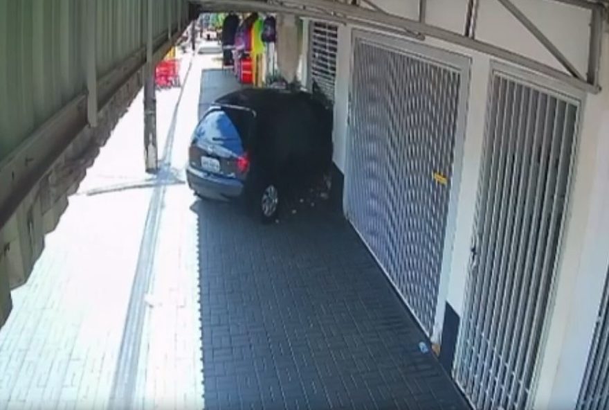 carro-perde-controle-e-invade-loja-em-cascavel-ao-desviar-para-evitar-colisao carro-perde-controle-e-invade-loja-em-cascavel-ao-desviar-para-evitar-colisao