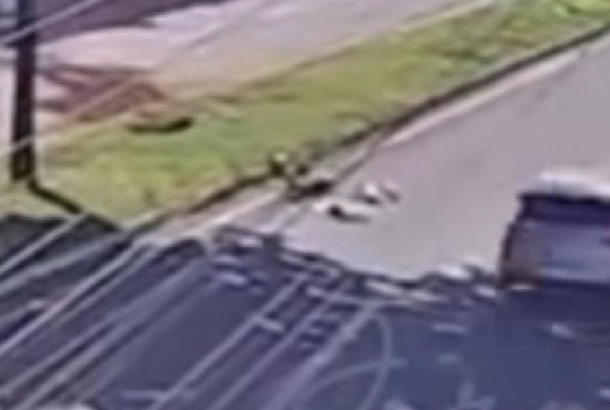 carro-perde-controle-e-invade-pista-contraria-na-avenida-noroeste-em-goiania carro-perde-controle-e-invade-pista-contraria-na-avenida-noroeste-em-goiania