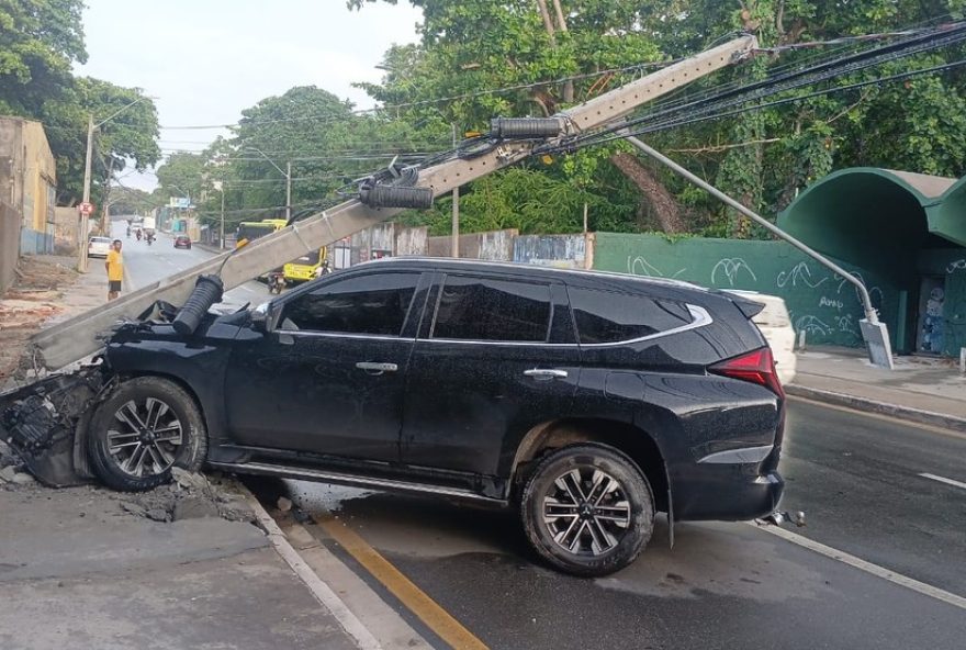 carro-perde-controle-em-sao-luis-e-derruba-poste-na-avenida-joao-pessoa3A-autoridades-agem-rapidamente-para-garantir-seguranca-dos-cidadaos