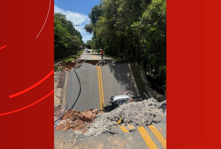 carro-permanece-em-cratera-apos-chuvas-em-florianopolis3A-remocao-prevista-para-terca-feira-21