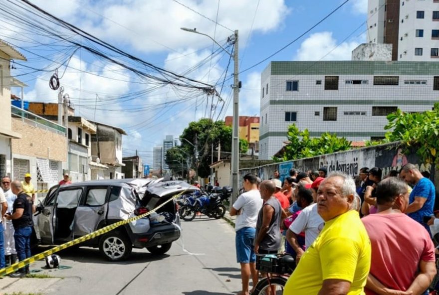 carro-roubado-capota-e-atropela-pedestres-em-piedade2C-recife3A-homem-morre-e-outro-fica-ferido
