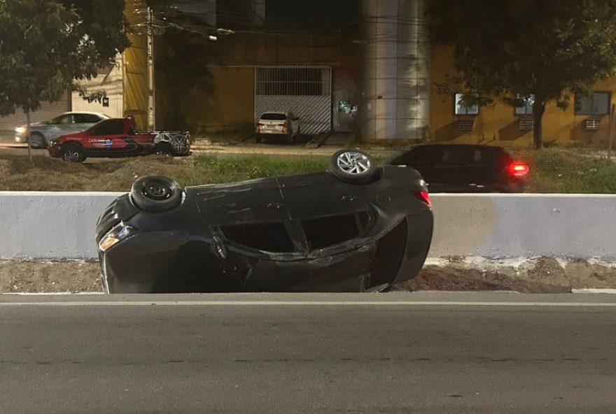 carro-roubado-capota-na-br-104-em-caruaru3A-motorista-foge-e-investigacoes-seguem