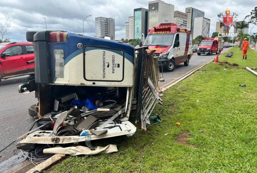 carro-tomba-e-derruba-poste-no-eixinho-norte3A-acidente-interdita-via0A