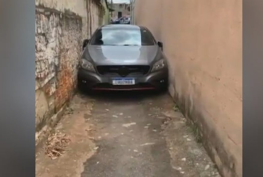 Carro. fica preso em rua de Goiânia. (Foto: Reproduçāo)