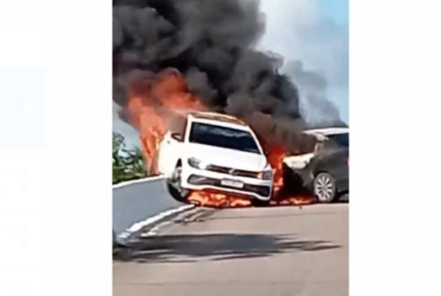 carros-batem-e-pegam-fogo-em-viaduto-de-olinda3A-veja-video-e-saiba-mais