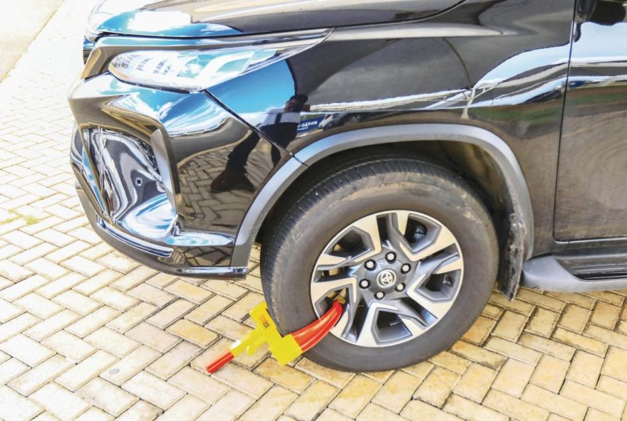 carros-estacionados-em-aeroporto-de-goiania-recebem-trava-de-seguranca carros-estacionados-em-aeroporto-de-goiania-recebem-trava-de-seguranca