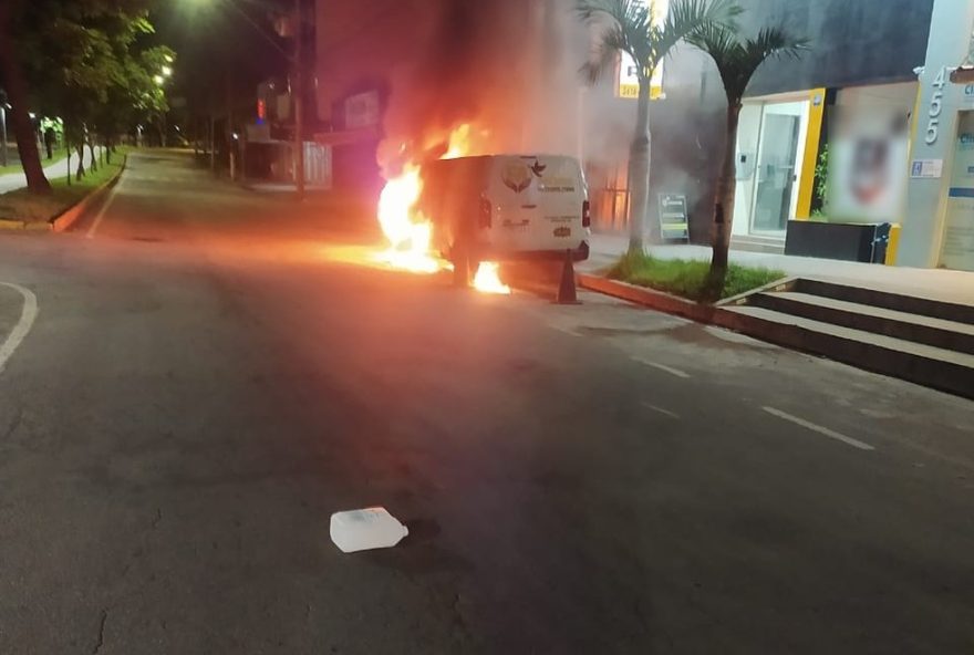 carros-funerarios-sao-incendiados-em-acao-criminosa-em-ipatinga3A-policia-busca-por-responsaveis