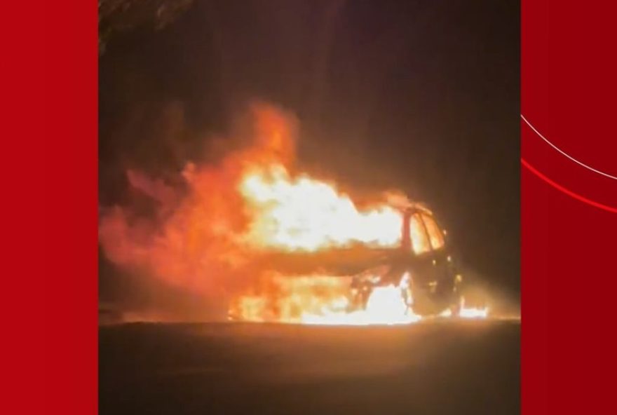 carros-pegam-fogo-em-sao-carlos3A-suspeita-de-crime-e-pane-eletrica-assustam-moradores-da-vila-monteiro