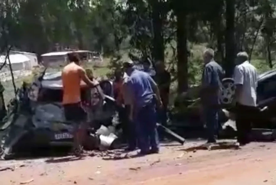 Em vídeo gravado por um internauta, é possível ver o resultado do acidente, que mostra várias peças dos veículos envolvidos espalhados, além de um caminhão, dois carros e uma caminhonete. (Foto: Reprodução/Redes Sociais)