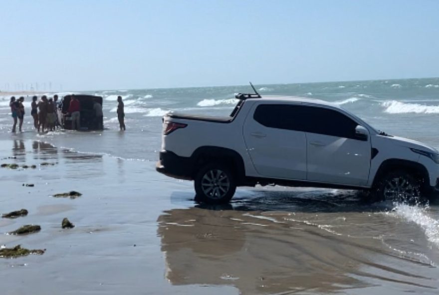 carros-sao-atolados-por-mare-alta-na-praia-do-maceio2C-ceara3A-alerta-da-prefeitura carros-sao-atolados-por-mare-alta-na-praia-do-maceio2C-ceara3A-alerta-da-prefeitura