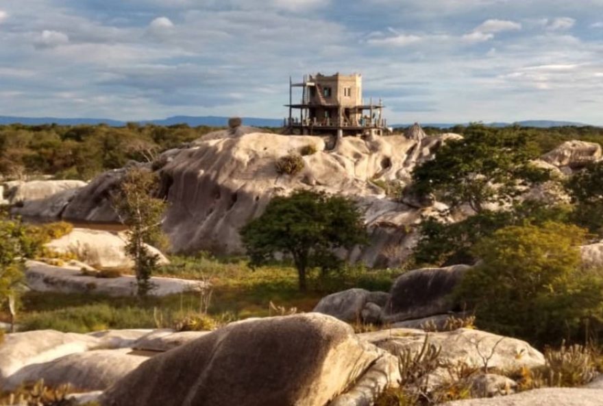 casa-construida-sobre-rocha-no-sertao-atrai-visitantes-em-chaval3B-confira-o-video-e-saiba-mais