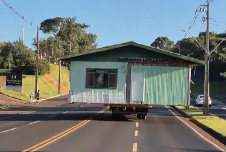 casa-de-madeira-e-transportada-ilegalmente-por-caminhao-no-parana3A-veja-o-video