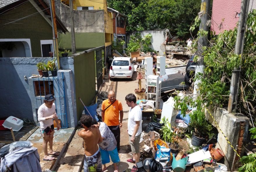 casa-desaba-na-zona-leste-de-sp3A-6-feridos-apos-chuva-forte