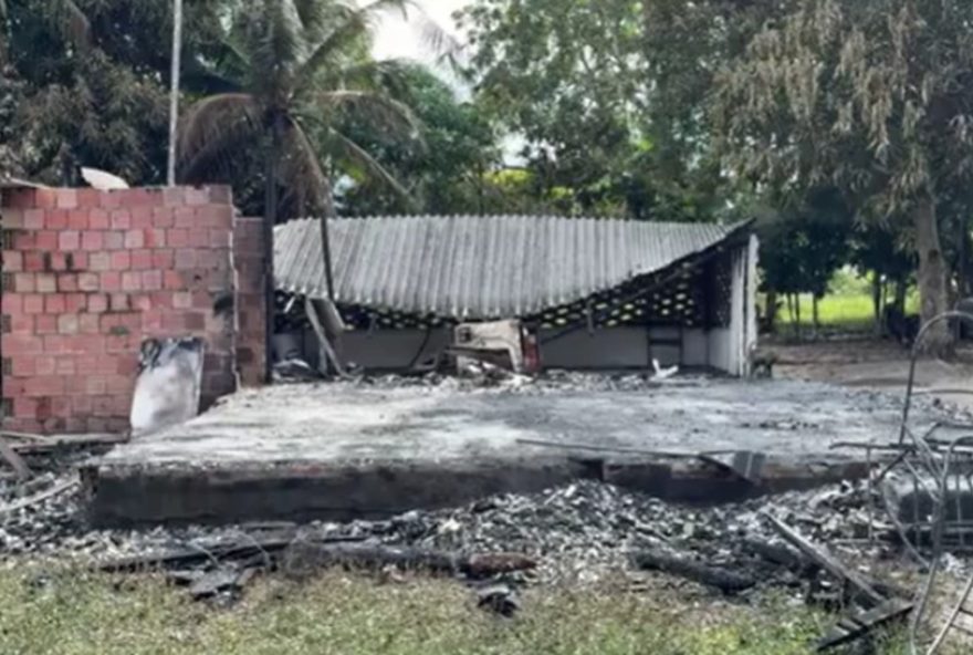 casa-destruida-por-raio-na-zona-rural-do-am3A-imagens-chocantes casa-destruida-por-raio-na-zona-rural-do-am3A-imagens-chocantes